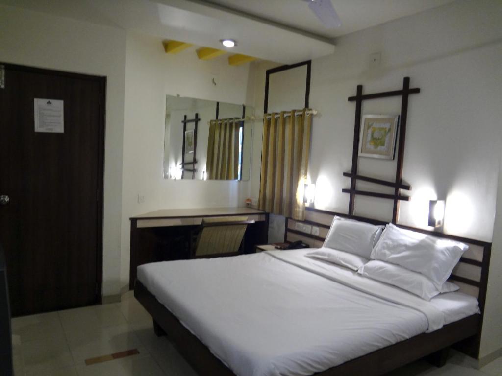 Hotel Airport Residency Ахмедабад Экстерьер фото