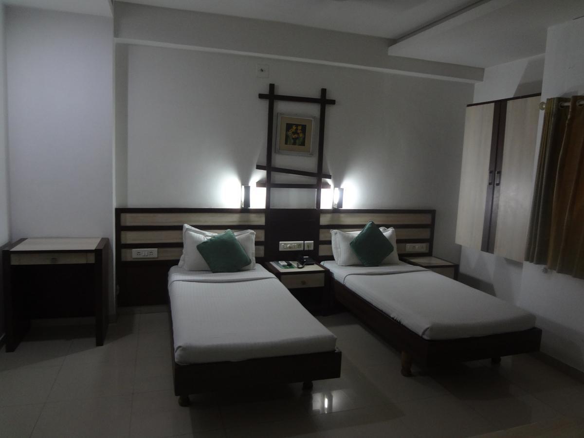 Hotel Airport Residency Ахмедабад Экстерьер фото