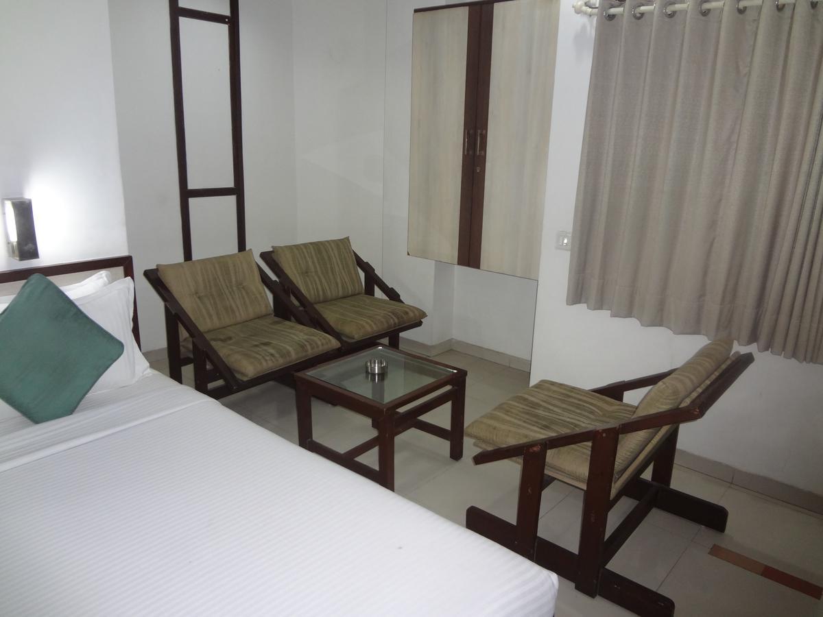 Hotel Airport Residency Ахмедабад Экстерьер фото