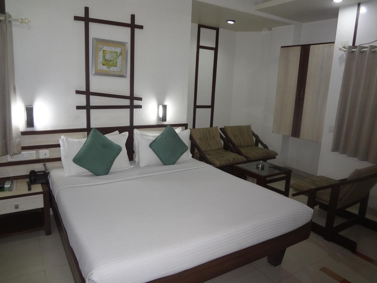 Hotel Airport Residency Ахмедабад Экстерьер фото
