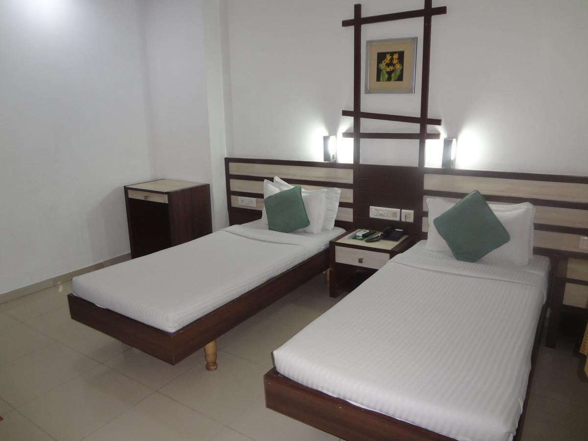 Hotel Airport Residency Ахмедабад Экстерьер фото
