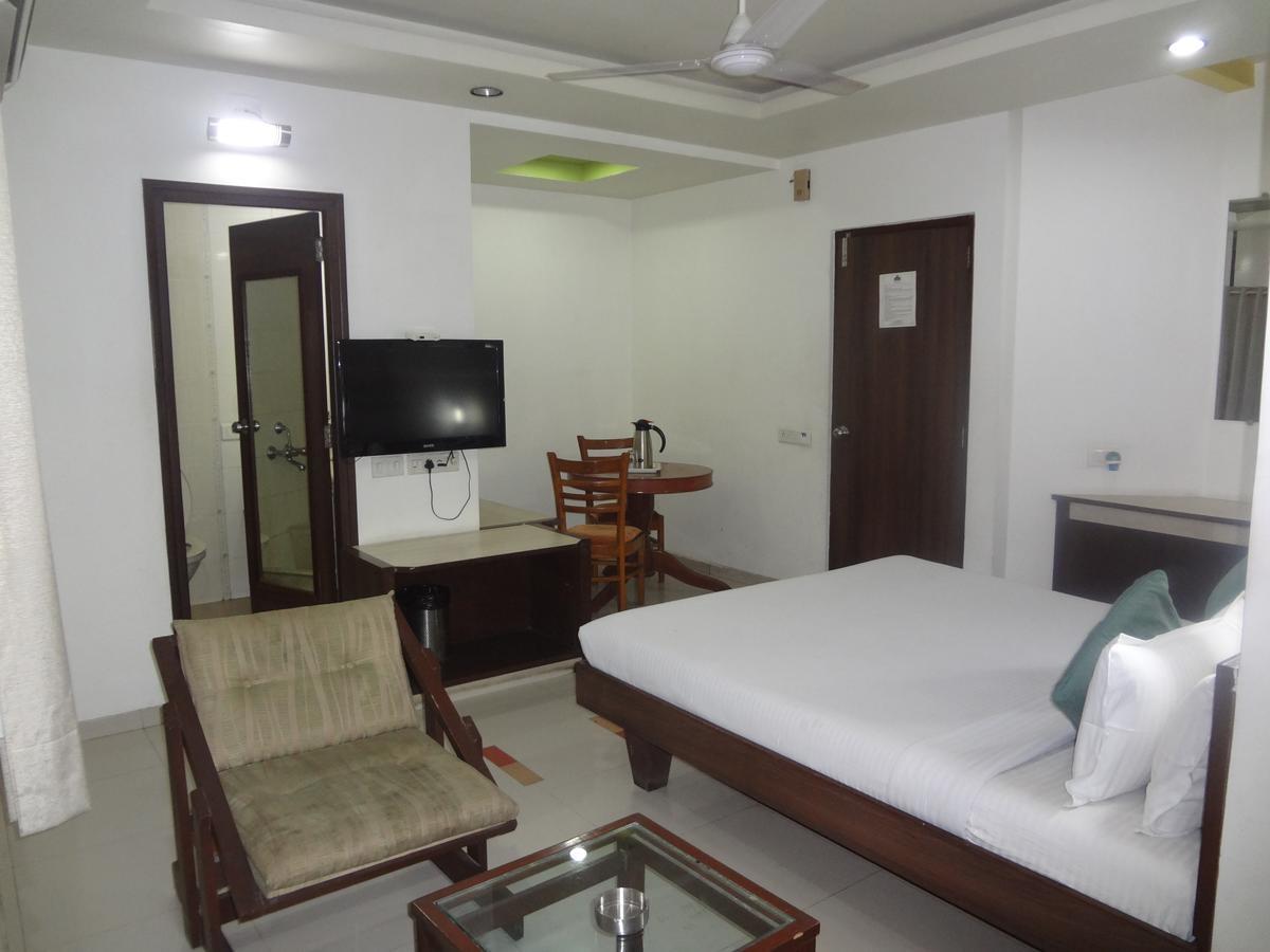 Hotel Airport Residency Ахмедабад Экстерьер фото