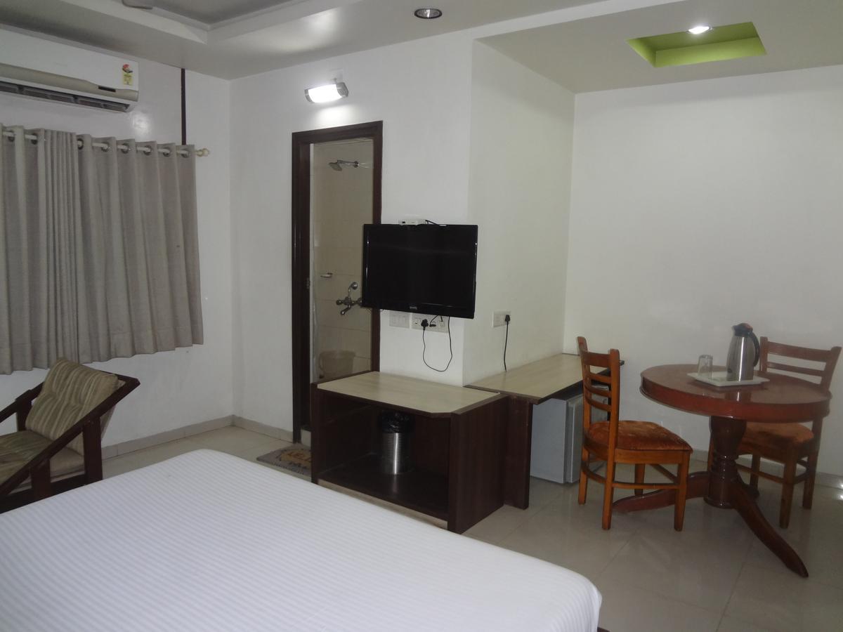 Hotel Airport Residency Ахмедабад Экстерьер фото