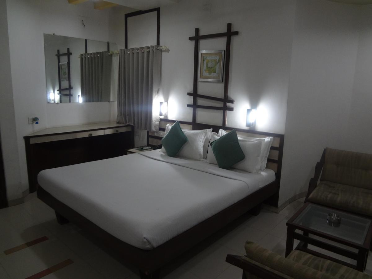 Hotel Airport Residency Ахмедабад Экстерьер фото