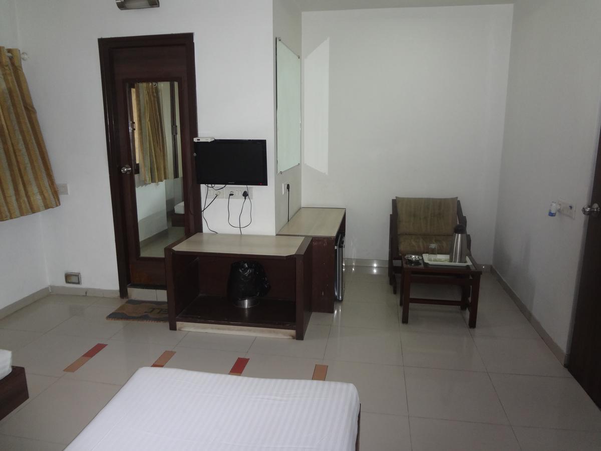 Hotel Airport Residency Ахмедабад Экстерьер фото