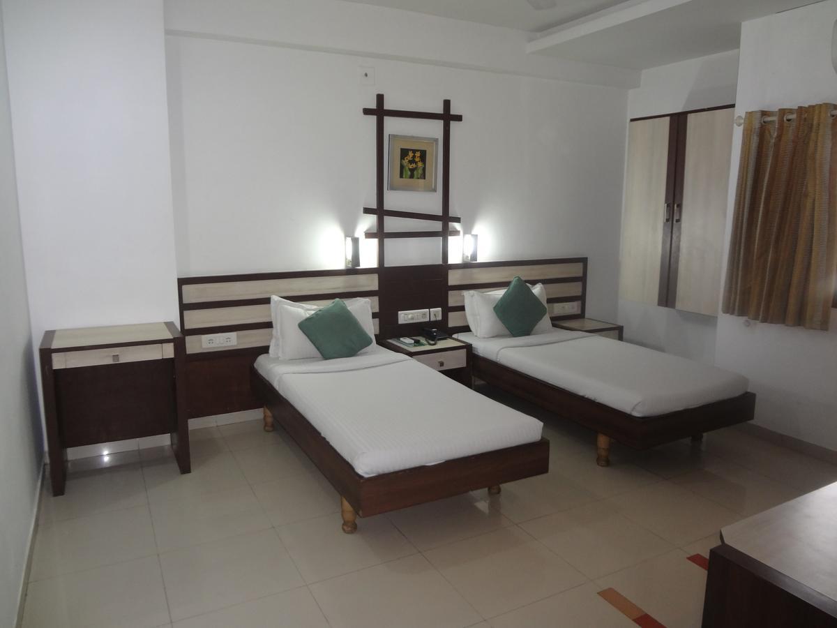 Hotel Airport Residency Ахмедабад Экстерьер фото