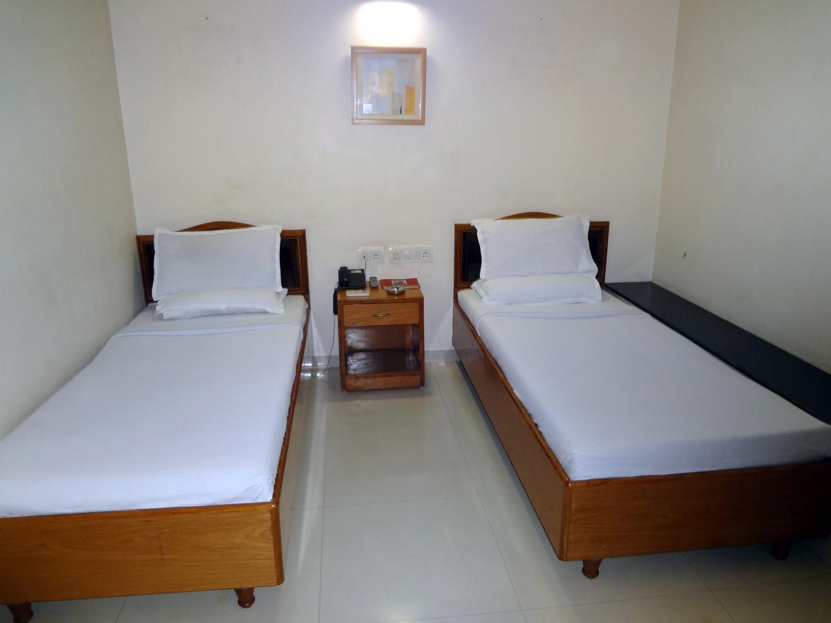 Hotel Airport Residency Ахмедабад Экстерьер фото