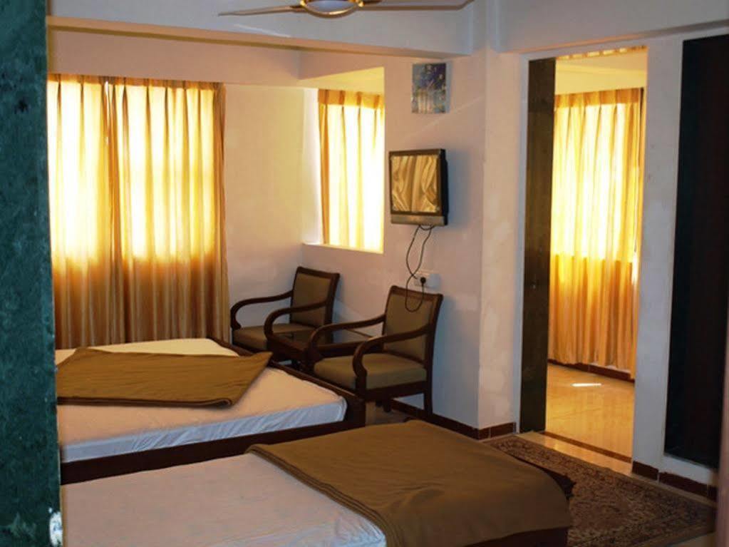 Hotel Airport Residency Ахмедабад Экстерьер фото