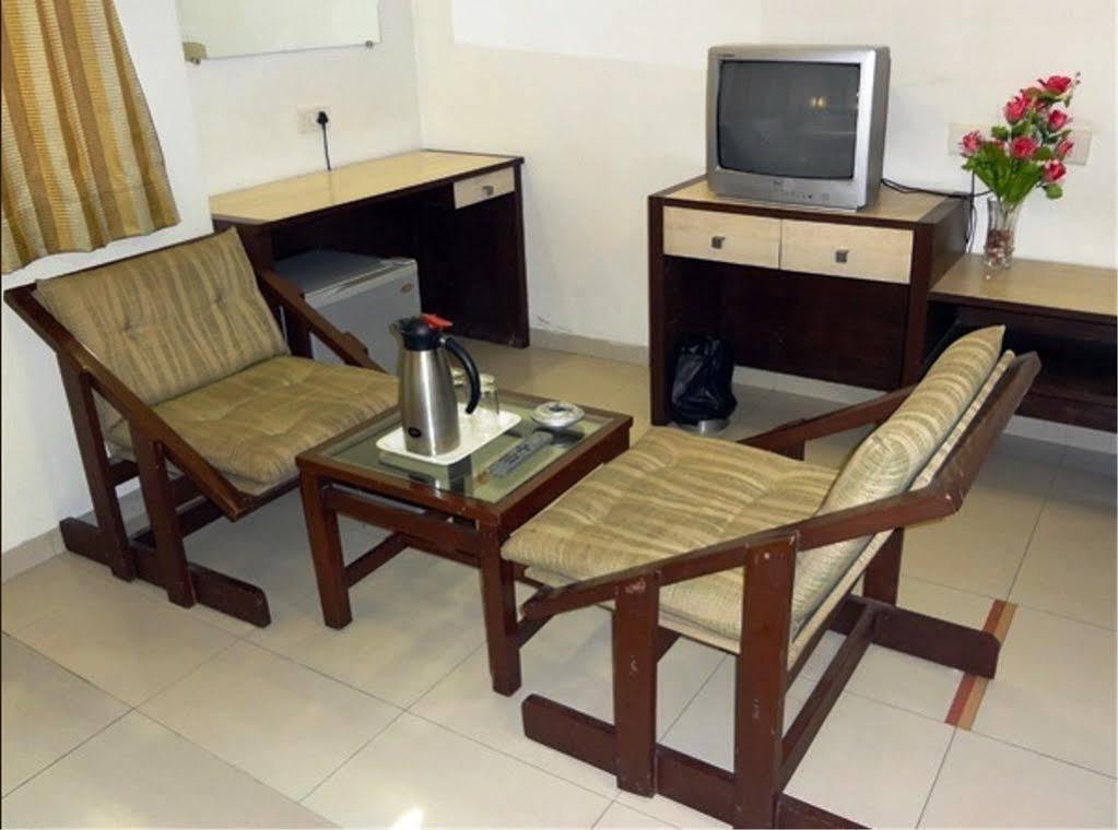 Hotel Airport Residency Ахмедабад Экстерьер фото