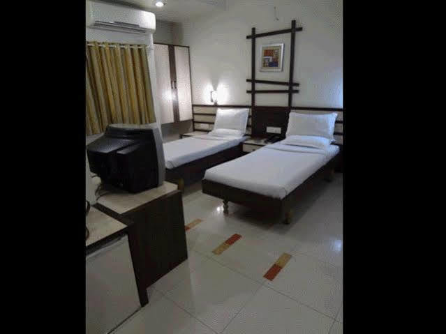 Hotel Airport Residency Ахмедабад Экстерьер фото