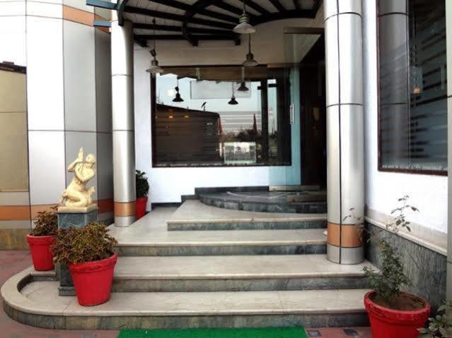 Hotel Airport Residency Ахмедабад Экстерьер фото