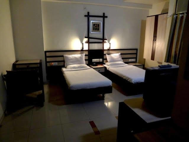 Hotel Airport Residency Ахмедабад Экстерьер фото