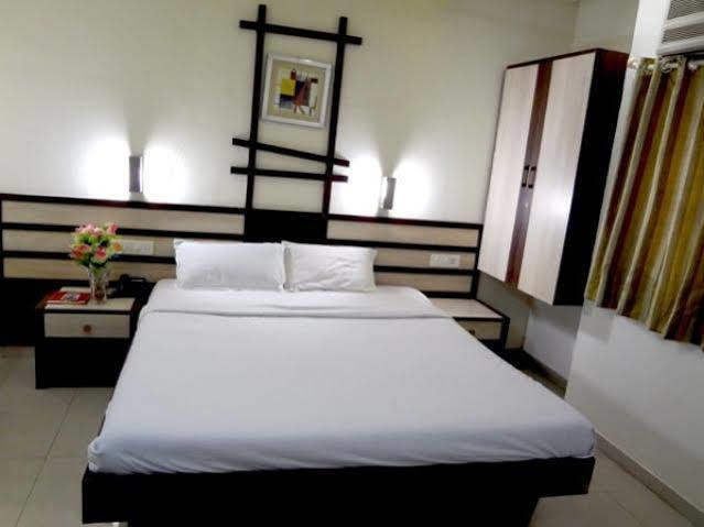 Hotel Airport Residency Ахмедабад Экстерьер фото