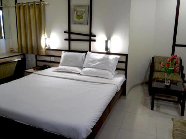 Hotel Airport Residency Ахмедабад Экстерьер фото